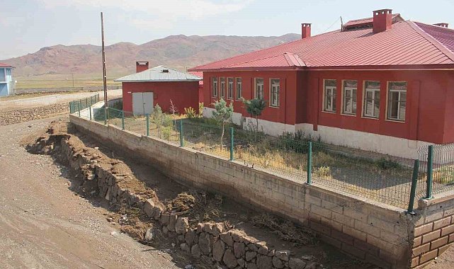 Doğubayazıt'ta sel felaketinin ardından eğitim kurumları incelendi