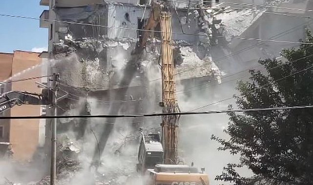 Elazığ'da ağır hasarlı binaların yıkımı sürüyor