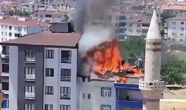 Elazığ'da çatı alev alev yandı