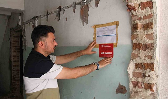 Elazığ'da depremde ağır hasar alan binalara 'Ağır Hasarlı' etiketi yapıştırıldı