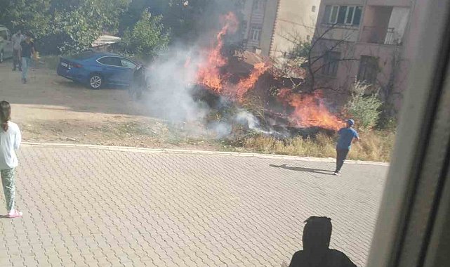 Elazığ'da korkutan yangın: Alevler evlere sıçramadan söndürüldü