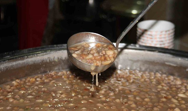 Elazığ'da Muharrem ayı dolayısıyla vatandaşlara aşure dağıtıldı