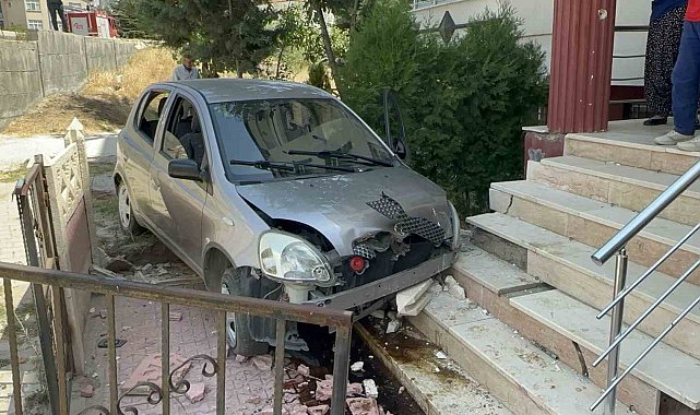 Elazığ'da otomobil apartman bahçesine uçtu: 3 yaralı