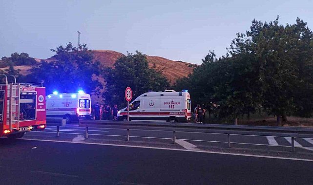 Elazığ'da otomobil şarampole uçtu: 4 yaralı