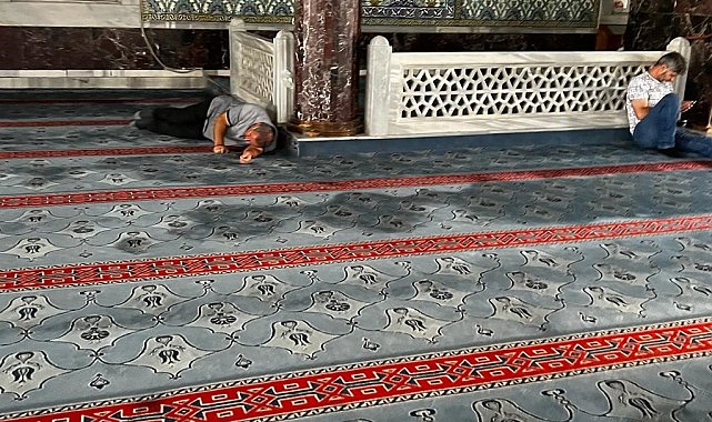 Elazığ'da sıcaktan bunalan vatandaşlar camilerde serinliyor