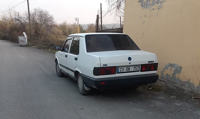 Elini kolunu sallayarak geldi, aracı çalıp gitti