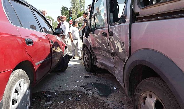 Erciş'te otomobille kamyonet çarpıştı: 3 yaralı