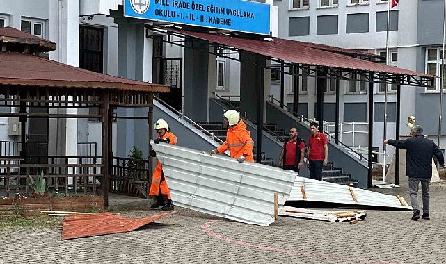 Erzincan'da fırtına ağaçları devirdi, çatıları uçurdu