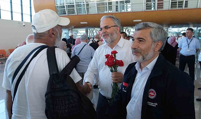 Erzincanlı hacılar havalimanında güllerle karşılandı
