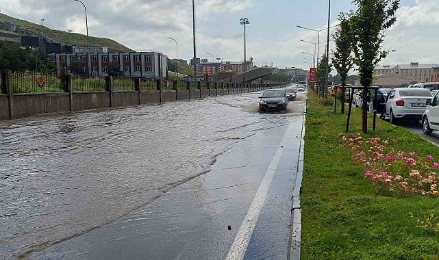 Erzurum'da sağanak yağmur hayatı felç etti