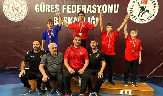 Erzurumlu güreşçiler madalyalarla döndü
