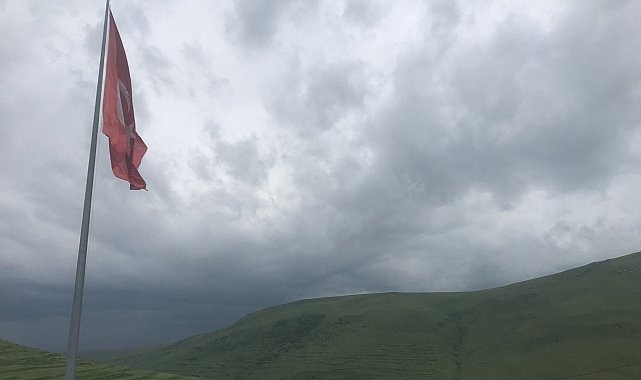 Festivalde Ata'nın silüetine bulut engeli