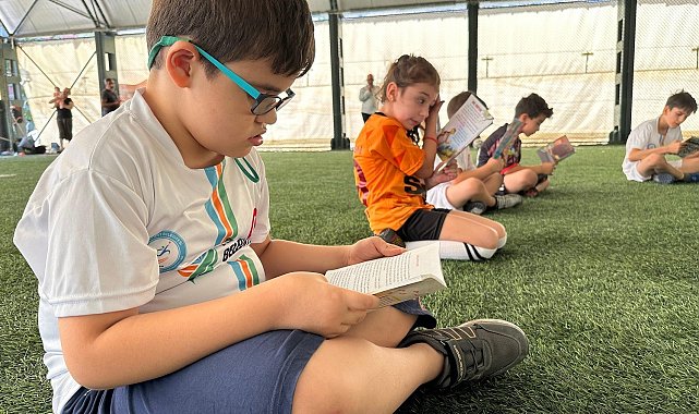 Futbol kursunda kitap okuma etkinliği