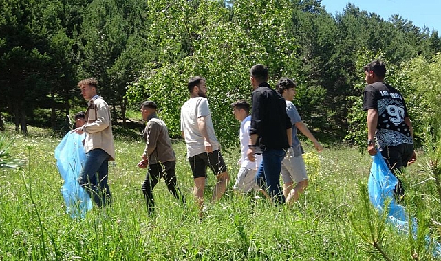 Gençler ormanda çevre temizliği yaptı