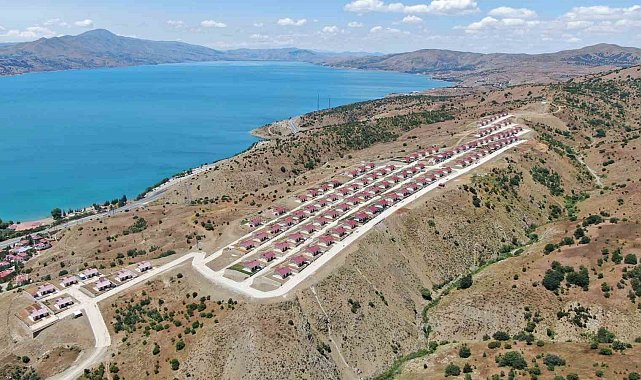 Göl manzaralı köy konutları, tatil köyünü aratmıyor