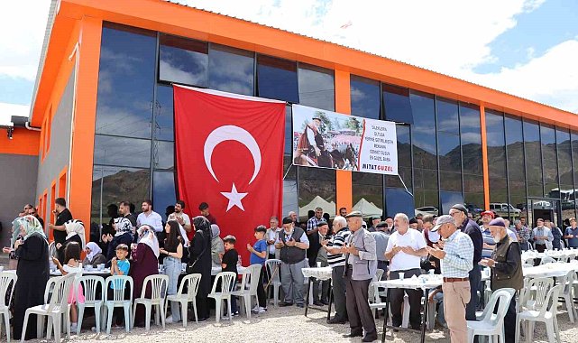 Güzel kardeşler babaları için mevlit okuttu