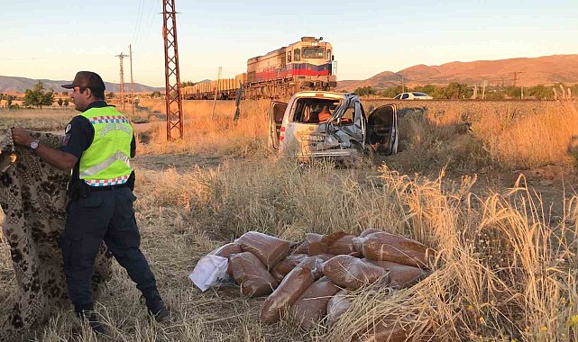 Hafif ticari araca tren çaptı: Yaralı sürücü canının yerine taşıdığı kaçak tütünü saklamanın derdine düştü