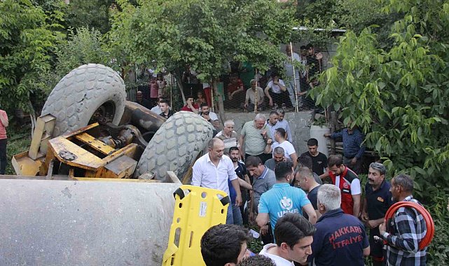 Hakkari'de devrilen iş makinesinin altında kalan çocuk yaralandı