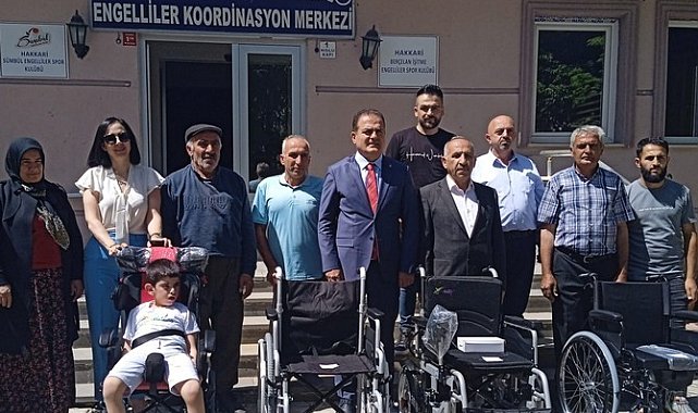 Hakkari'de engellilere sandalye dağıtıldı