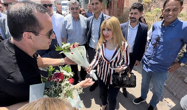 Hakkari'ye gelen Irak kafilesi güllerle karşılandı
