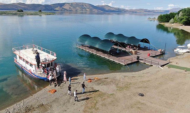 Hayalini gerçekleştirdi, su üzerine kafe kurdu