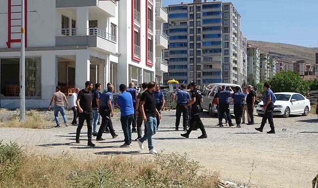 Husumetlisinin iş yerini basıp kurşun yağdırdı: 2 yaralı