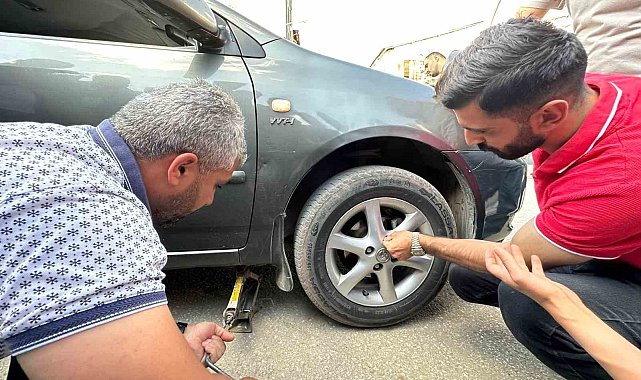 İki defa girdiği araçta sıkışan yavru kedi kurtarıldı