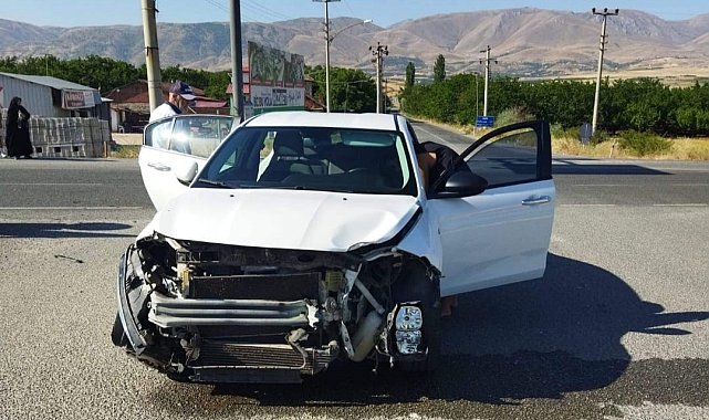 İki otomobil çarpıştı: 1 yaralı