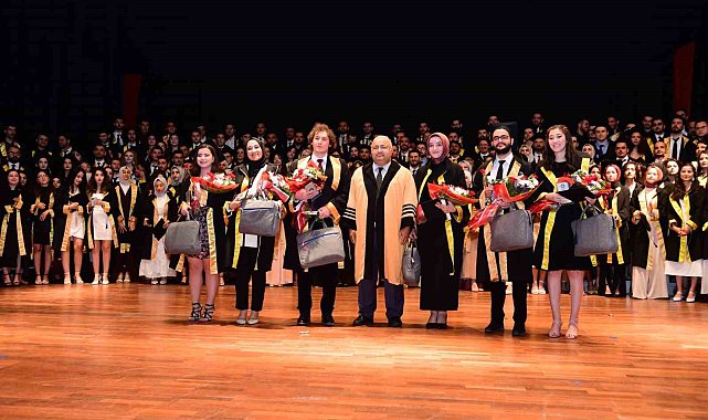 İnönü Üniversitesi Tıp Fakültesi'nde mezuniyet coşkusu