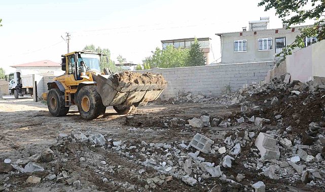 İpekyolu'nda metruk yapıların yıkımı devam ediyor