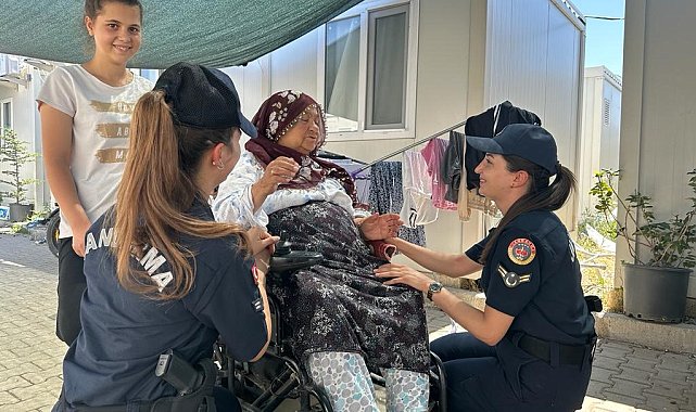 Kadın astsubaylar depremzedelere moral oluyor