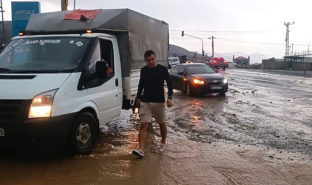 Kağızman'da sağanak su baskınlarına yol açtı