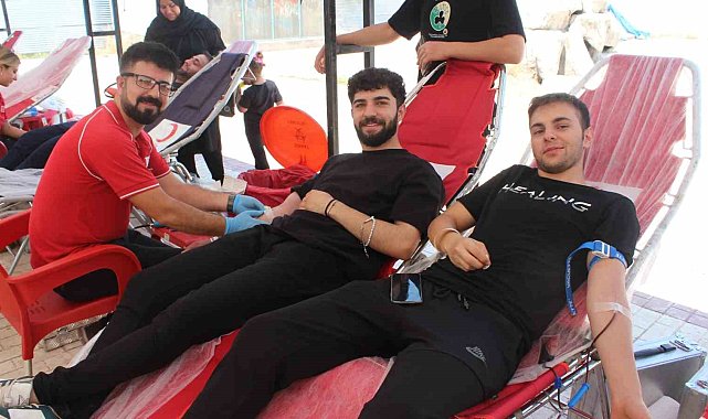 Kan akıtmak yerine Kızılay'a kan bağışlıyorlar