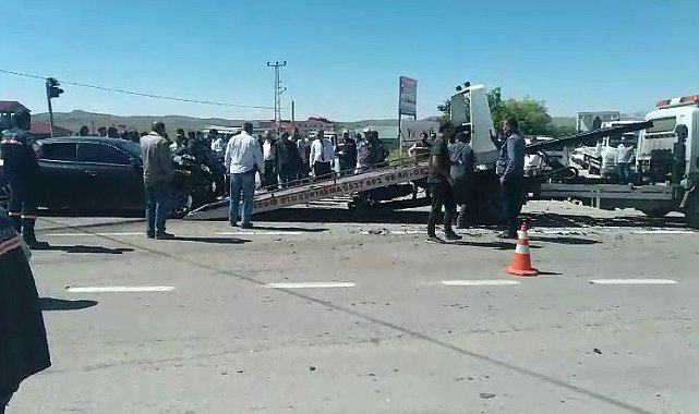 Karayazı'da trafik kazası: 3 yaralı