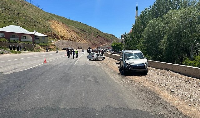 Karlıova'da otomobil ile hafif ticari araç çarpıştı: 6 yaralı