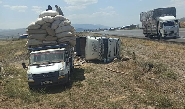 Karlıova'da saman yüklü kamyon devrildi