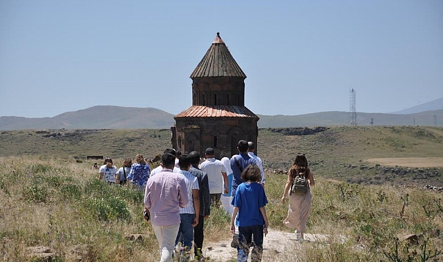 Kars'ta, "40 kapılı şehir" yoğun ilgi görüyor
