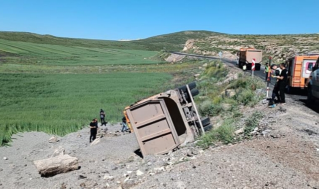Kars'ta kamyon devrildi: 1 ölü