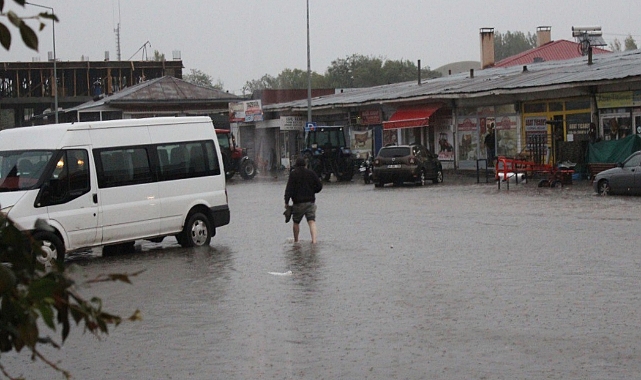 Kars'ta şiddetli sağanak nedeniyle bazı ev ve iş yerlerini su bastı