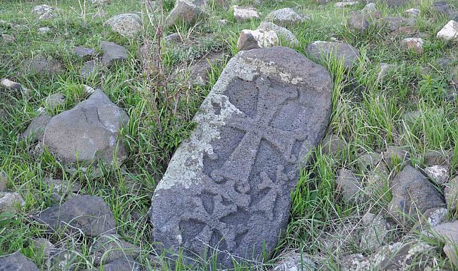 Kars'ta haç işaretli tarihi mezarlar görenlerin dikkatini çekiyor