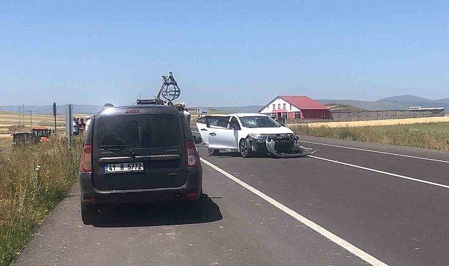Kars'ta otomobil ile traktör çarpıştı