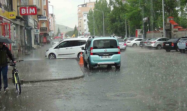 Kars'ta sağanak caddeleri göle çevirdi