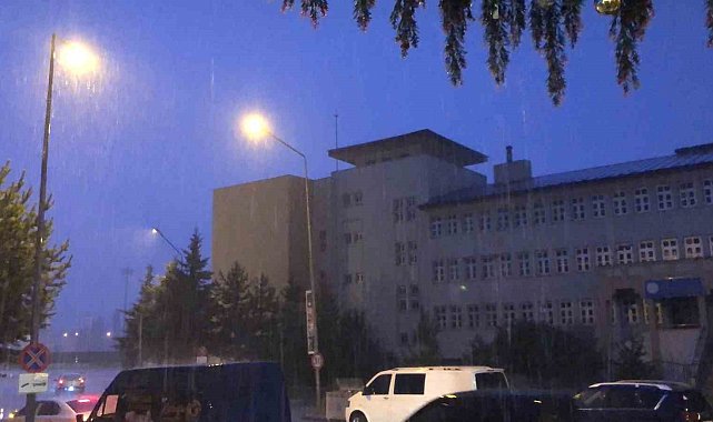 Kars'ta şimşekler gökyüzünü aydınlattı
