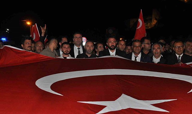 Karslılar 15 Temmuz'da demokrasi meydanını doldurdu
