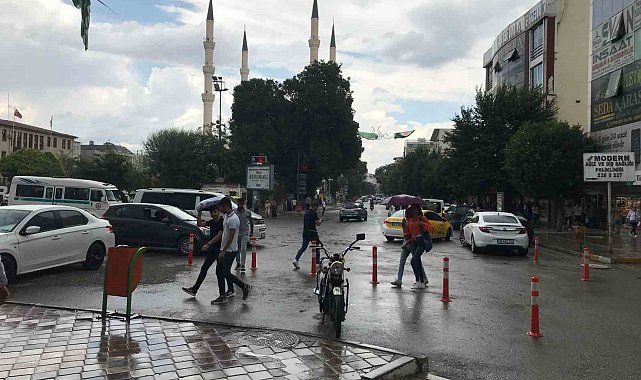 Kavurucu sıcakların hakim olduğu Iğdır'da yağmur yağdı
