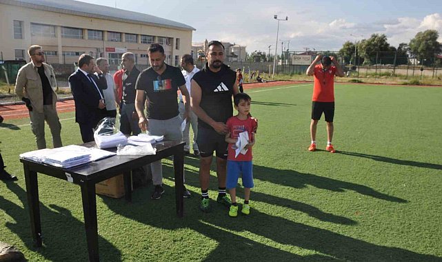Kaymakam Ocak'tan kurslara katılan çocuklara forma