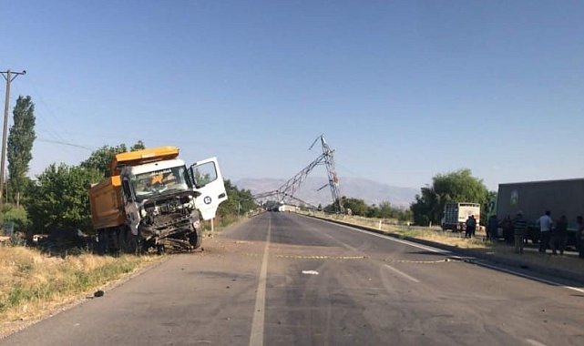 Kaza sonrası yola devrilen yüksek gerilim hattı direği trafiği kilitledi