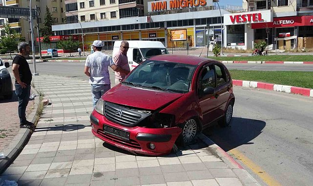 Kontrolden çıkan araç refüje çarptı: 2 yaralı