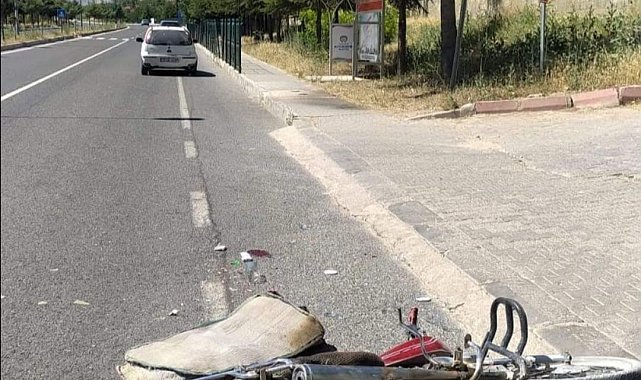 Kontrolden çıkan motosiklet önünde seyreden araca çarptı