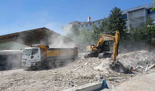 Malatya'da ağır hasarlı binaların yıkımı devam ediyor